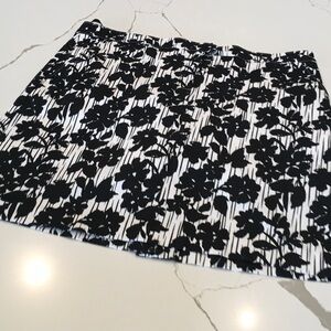 IZOD Size 12 Skort Black White Floral Women's Front pockets zipper